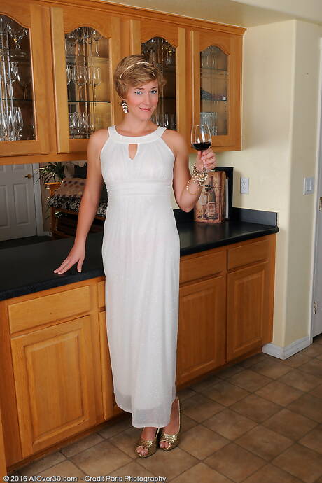 All Over 30 are pleased to offer you xxx photos featuring Liz Sophia xxx gallery 69416