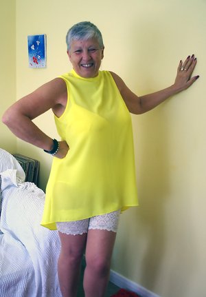 TAC Amateurs offers a free pic gallery with Savana in toying cunt sex scene