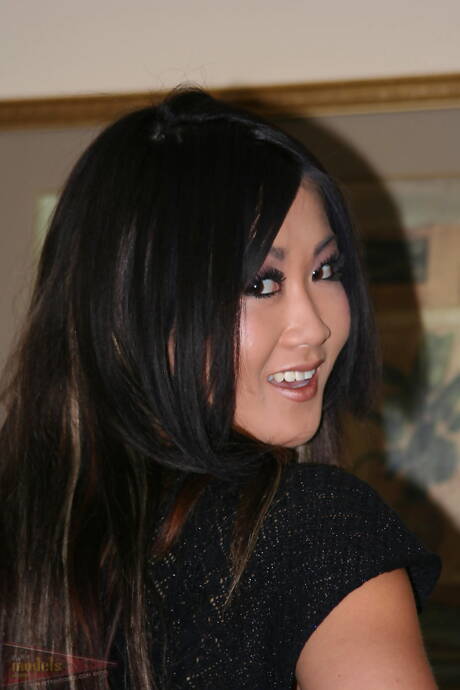 Matts Models are excited to present you with a xxx picture gallery showcasing Taya demonstrating sexy shape